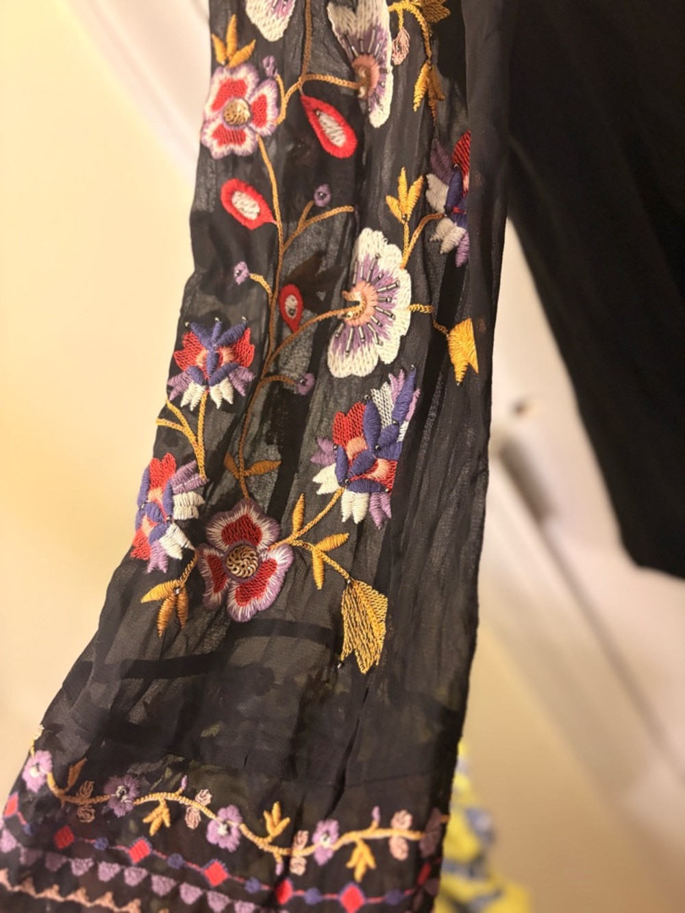 Anthropologie Akemi + Kin Louise Black Embroidered Floral Blouse Size Medium - Picture 2 of 10